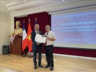 National external service information award presented to French historian